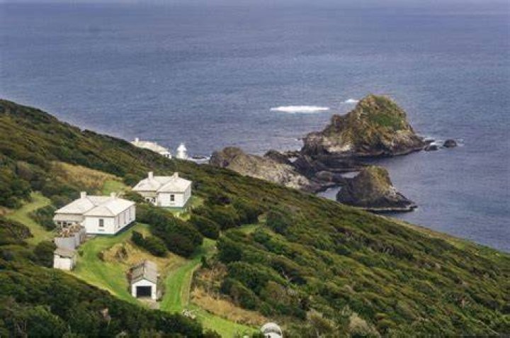 Can you stay on Maatsuyker Island?
