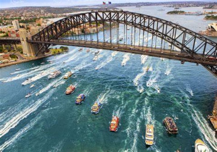 Can you walk across the Sydney Harbour Bridge on New Years Eve?