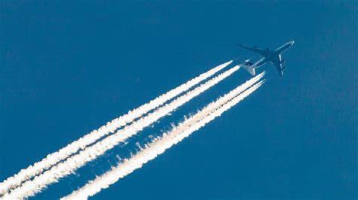 Do turboprops leave contrails?