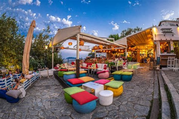 Does Skiathos have nightlife?