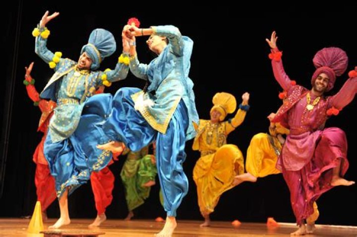 How do girls do bhangra?