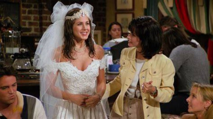 How does the first episode of Friends start?