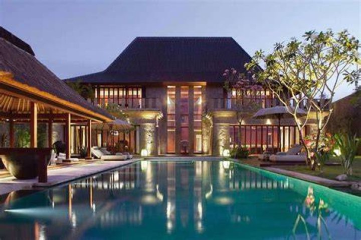How many Bulgari hotels are there in the world?