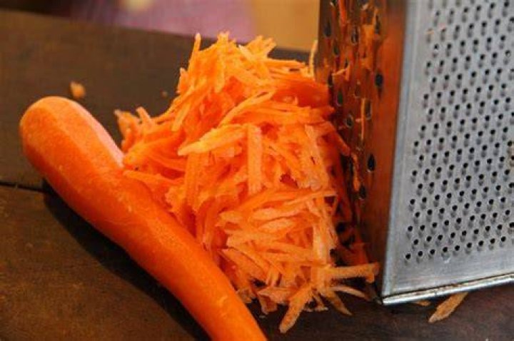 How many cups is 350g of grated carrots?
