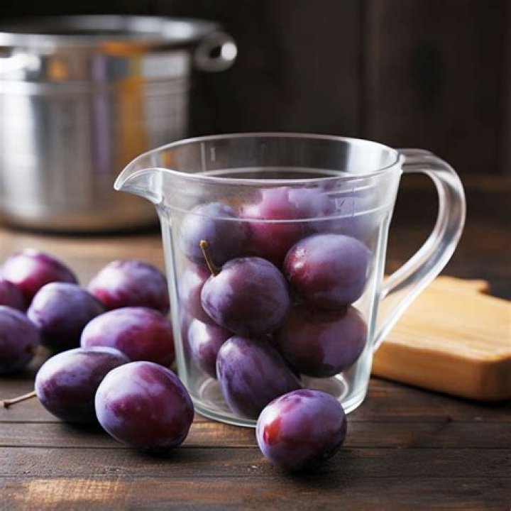 How many cups is a pound of plums?
