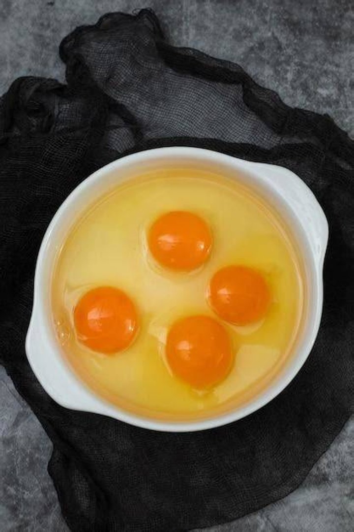 How many egg yolks are in 100g?