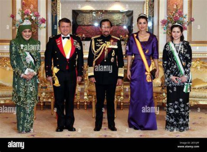 How many wives does King of Brunei have?