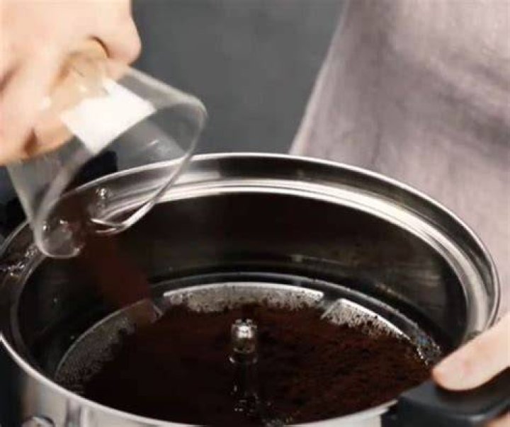 How much coffee do you put in a 30-cup urn?