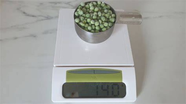 How much does 1 cup of frozen peas weigh?