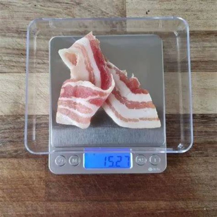 How much does 1 slice of bacon weigh?