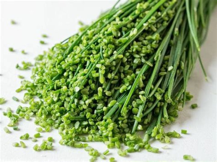 How much dried chives equals fresh chives?