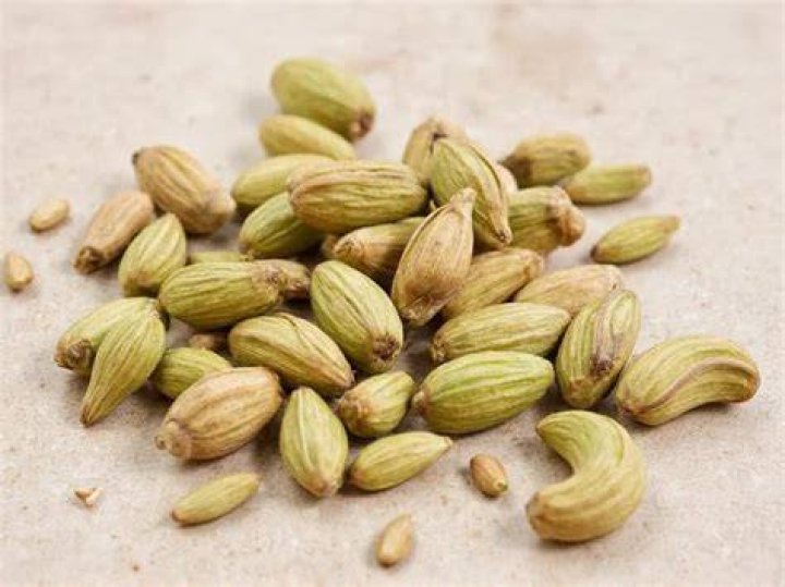 How much ground cardamom equals a cardamom pod?