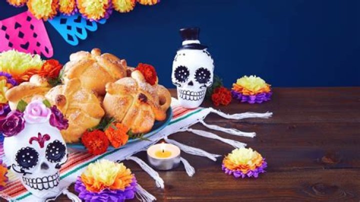 What are 6 important products to celebrate the Day of the dead?