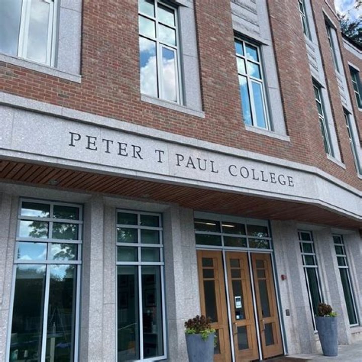 What are the 4 majors in Paul college UNH?