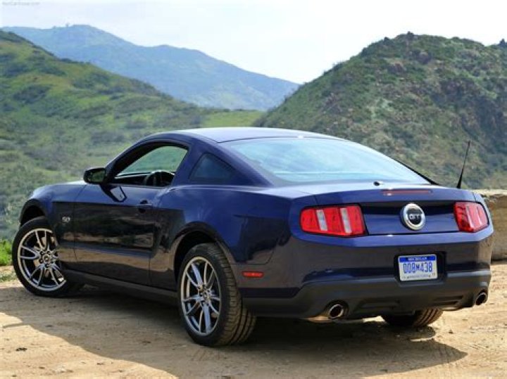 What are the specs of the 2011 Ford Mustang GT?