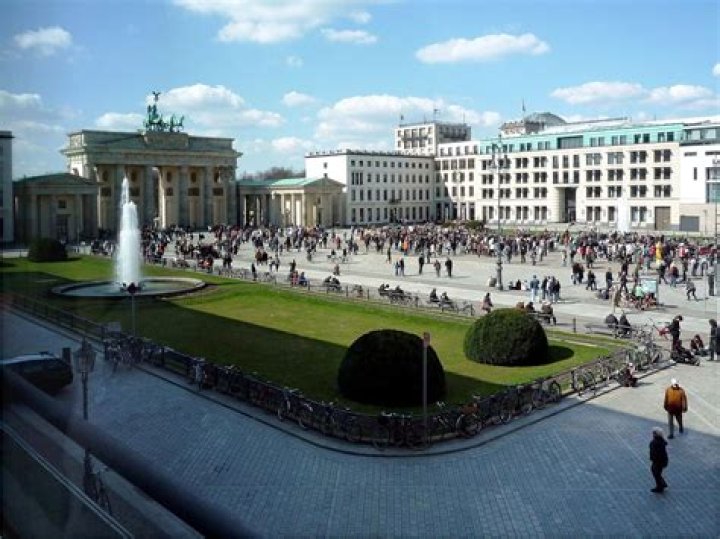 What faces Pariser Platz in Berlin?