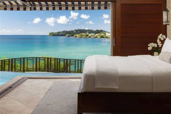 What is the Sandals in room welcome package?