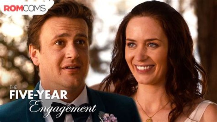 What song does Alex sing in the five year engagement?