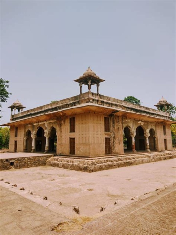 Where is grave of Sohni Mahiwal?