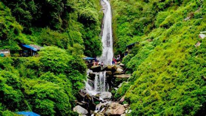 Which is the famous waterfall in Himachal Pradesh?