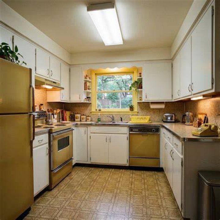 Who bought Phyllis McGuire mansion?