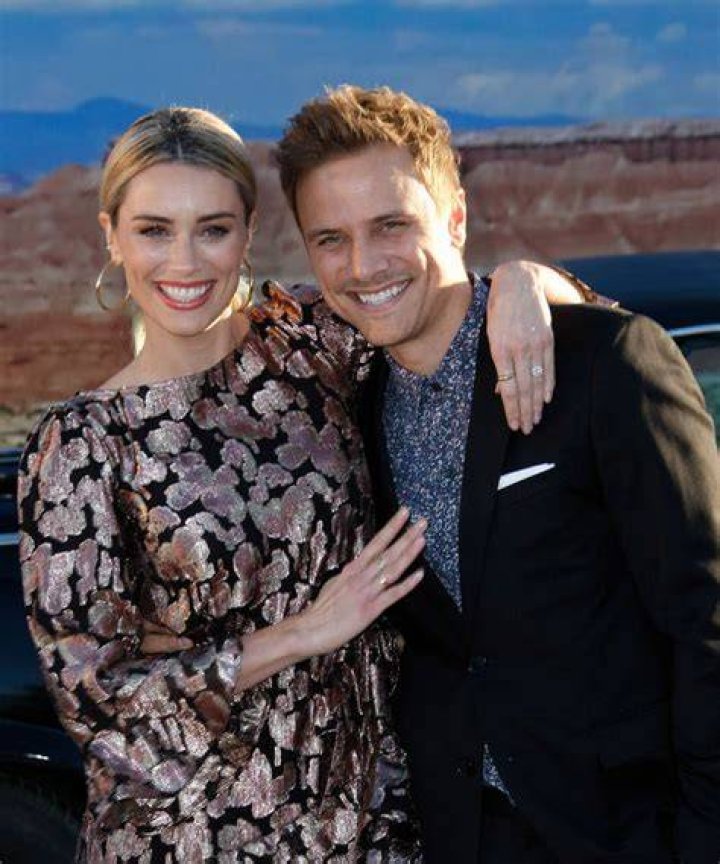 Who has Arielle Vandenberg dated?