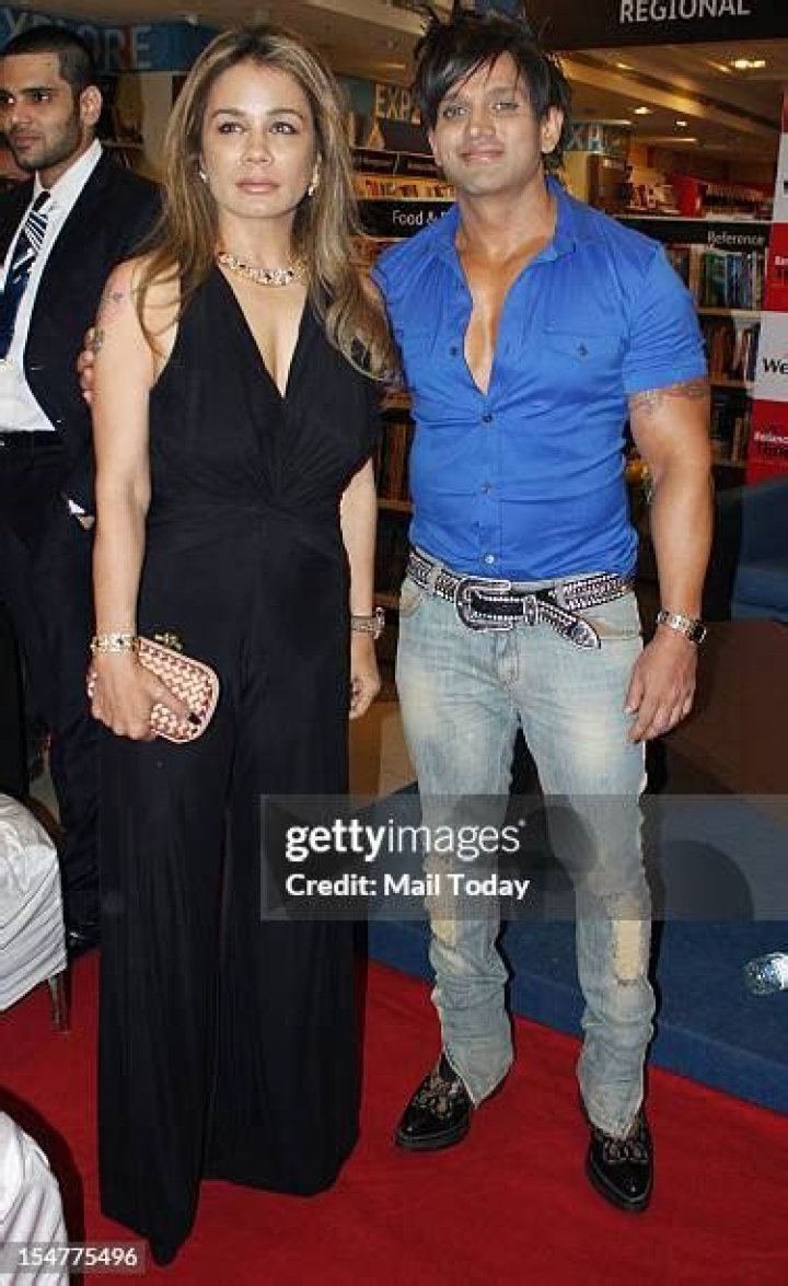 Who is Yash Birla wife?