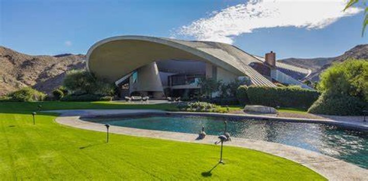 Who lives in the Bob Hope house in Palm Springs?